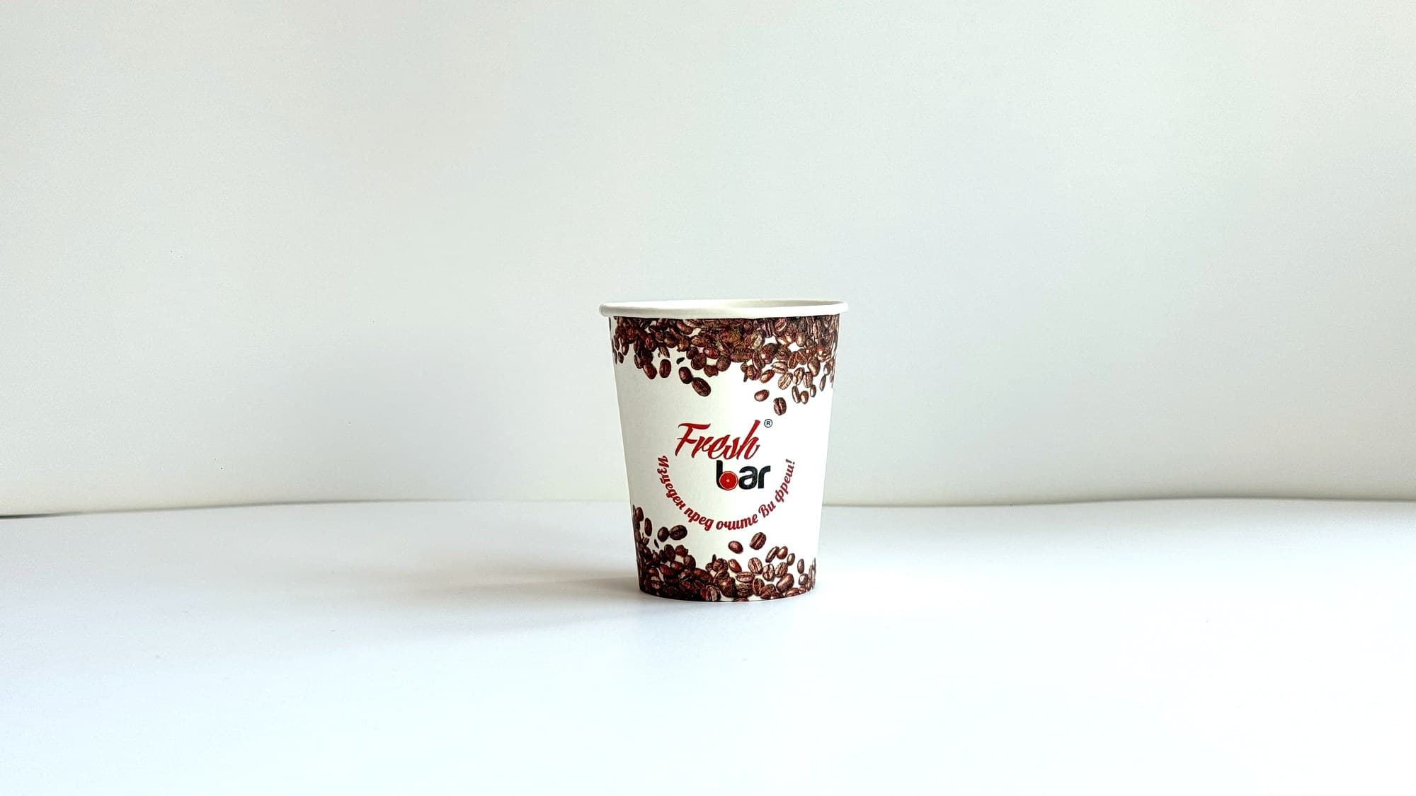 Бяла картонена чаша Fresh bar със зърна кафе