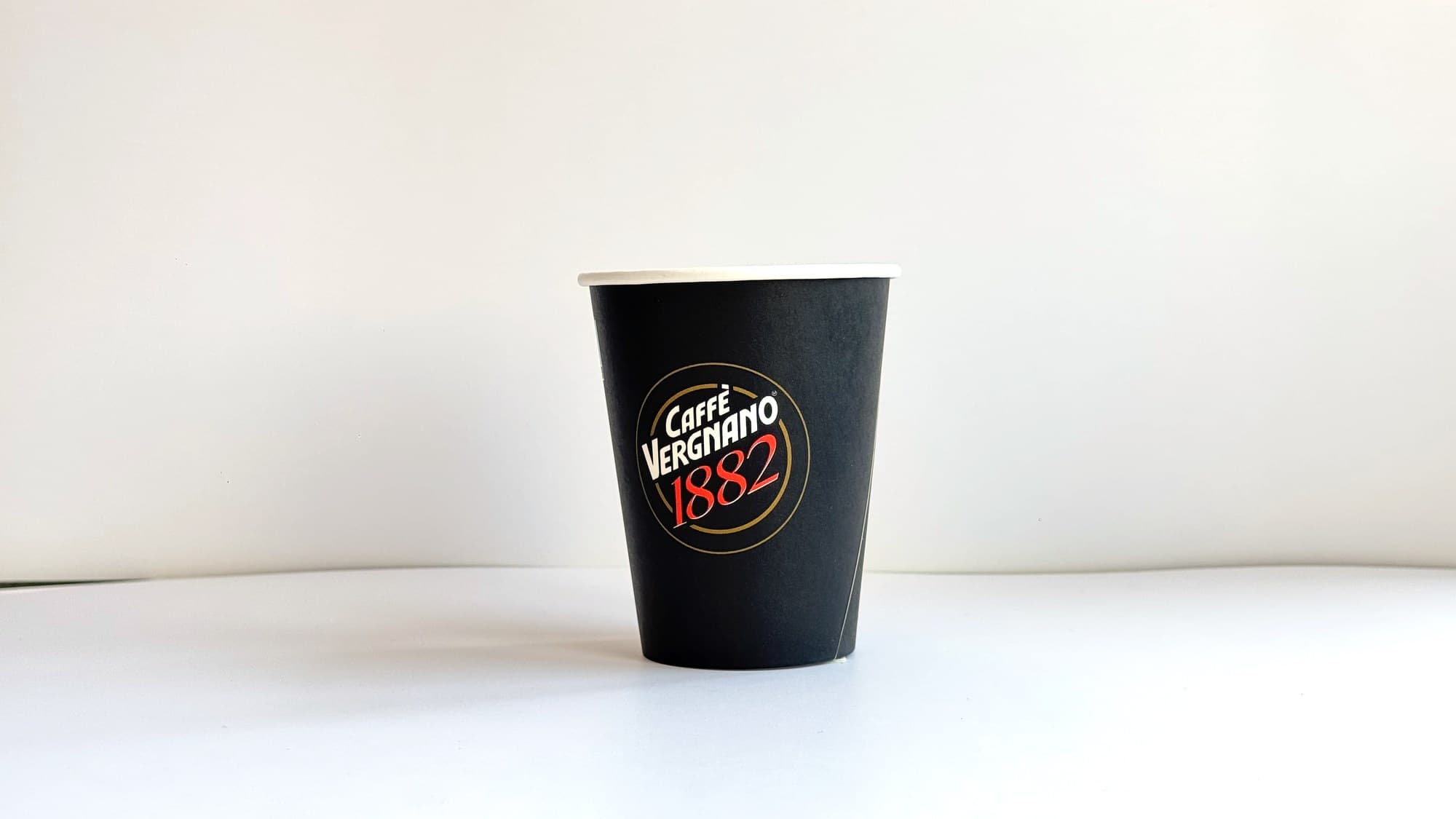 Черна картонена чаша Caffè Vergnano 1882